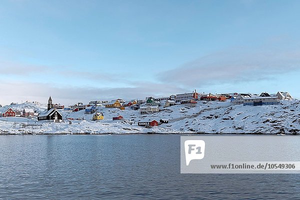 Ort im Schnee mit bunten Häusern  Polarmeer  Ilulisaat  Jacobshaven  Grönland  Nordamerika