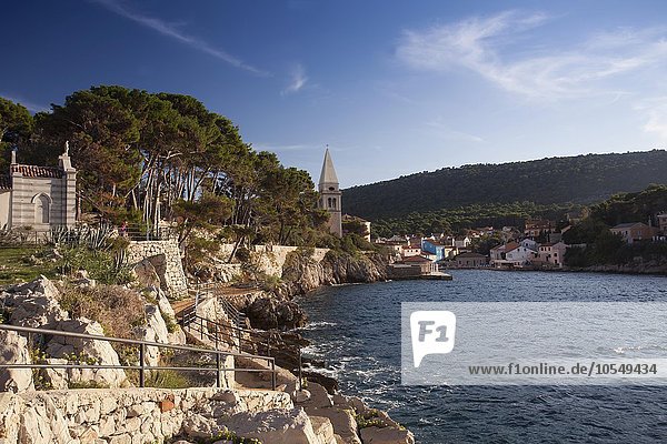 Blick auf die Hafeneinfahrt von Veli Losinj  mit Basilikus-Kirche  Insel Cres  Kvarner Bucht  Adria  Kroatien  Europa