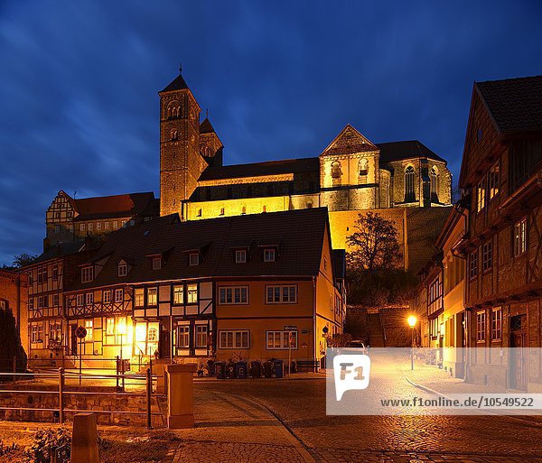 Historische Altstadt mit Fachwerkhäusern bei Nacht  hinten Burgberg mit Stiftskirche St. Servatius  UNESCO Welterbe  Quedlinburg  Sachsen-Anhalt  Deutschland  Europa