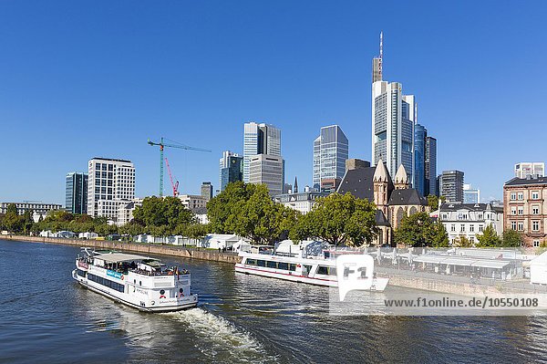 Skyline  Bankenviertel mit Ausflugsbooten  Frankfurt am Main  Hessen  Deutschland  Europa