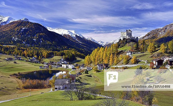 Schloss Tarasp und Berg-dorf Fontana im Herbst  Scuol  Engadin  Kanton Graubünden  Schweiz  Europa