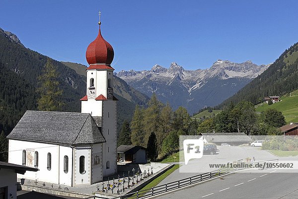 Wallfahrtskirche Maria Schnee mit Sicht auf die Tannheimer Berge,  Bschlabs im Lechtal,  Tirol,  Österreich,  Europa