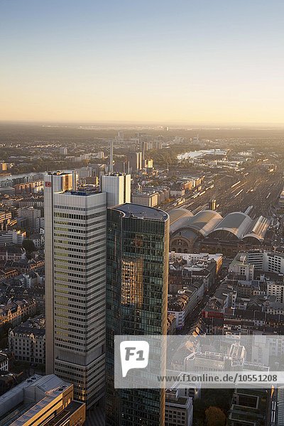Stadtansicht mit Hochhaus Silberturm  Ausblick vom Maintower  Frankfurt am Main  Hessen  Deutschland  Europa