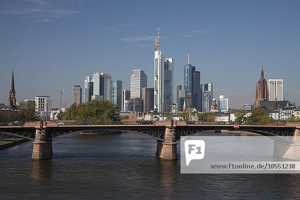 Skyline mit Bankenviertel und Kaiserdom  Ignaz-Bubis-Brücke  Frankfurt am Main  Hessen  Deutschland  Europa