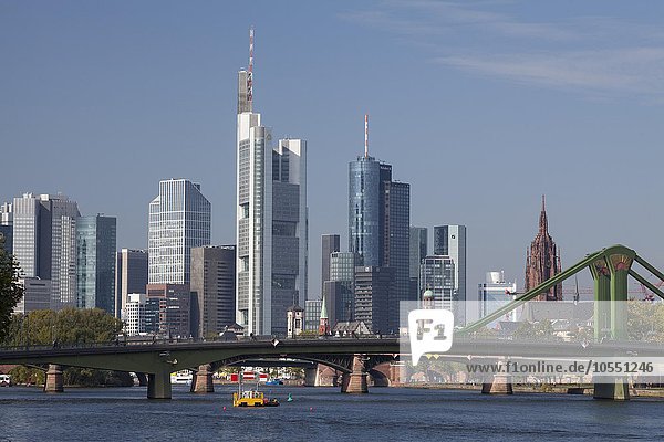 Skyline mit Bankenviertel und Kaiserdom  Flößerbrücke  Frankfurt am Main  Hessen  Deutschland  Europa