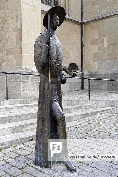 Bronzestatue des Heiligen Jakobus als Wegweiser für Pilger  vor Stadtkirche St. Jakob  Rothenburg ob der Tauber  Mittelfranken  Bayern  Deutschland  Europa