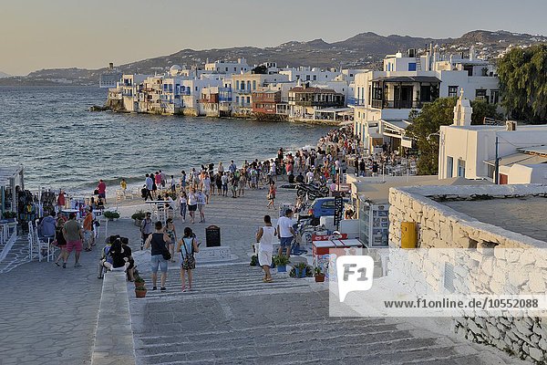 Touristen beobachten den Sonnenuntergang in Klein-Venedig Chora oder Mykonos-Stadt Mykonos Kykladen Griechenland Europa