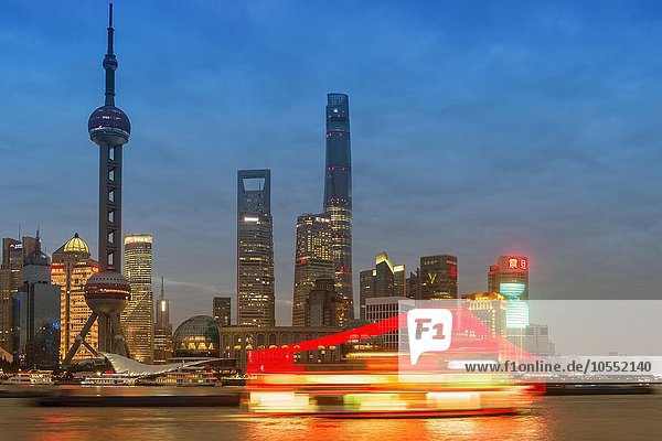 Finanzviertel Pudong mit dem Oriental Pearl Tower bei Nacht  Shanghai  China  Asien