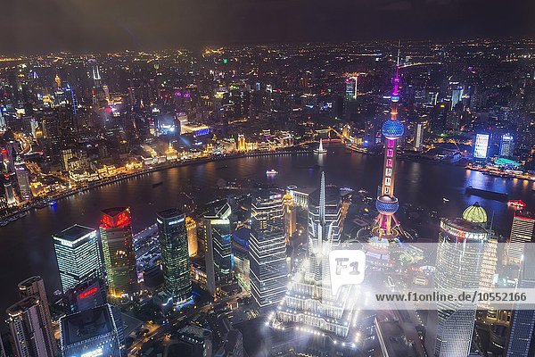 Ausblick über Pudong bei Nacht  Shanghai  China  Asien