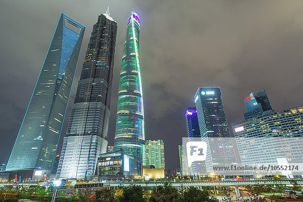Finanzviertel Pudong bei Nacht  Shanghai  China  Asien