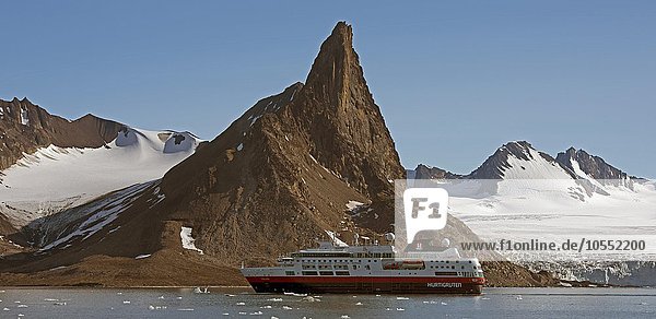 Hurtigrutenschiff im Hornsund  hinten Berg Bautaen  487 m  rechts Gletscher Ohomjakovbreen  Spitzbergen  Arktis  Norwegen  Europa