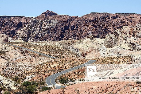 Ausblick auf farbige Sandsteinformationen und Mouse's Tank Road  Valley of Fire State Park  Nevada  USA  Nordamerika