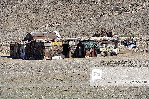 Wellblechhütten am Straßenrand  Namib Naukluft  Namibia  Afrika