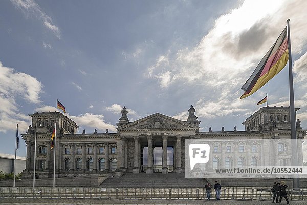 Deutscher Bundestag mit wehenden Deutschlandflaggen  Berlin  Deutschland  Europa