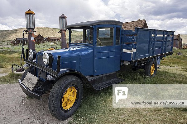 Alter Transporter Dodge Graham Baujahr 1927 Oldtimer steht an einer alten Tankstelle hinten alte Holzhäuser Geisterstadt alte Goldgräberstadt Bodie State Historic Park Bodie Kalifornien USA Nordamerika