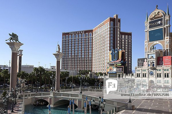 Ausblick vom The Venetian Hotel auf das Hotel Treasure Island  Las Vegas  Nevada  USA  Nordamerika