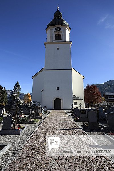 Kirche  Pfarrkirche St. Nikolaus mit Friedhof  Außenansicht  Tannheim  Tannheimer Tal  Tirol  Österreich  Europa