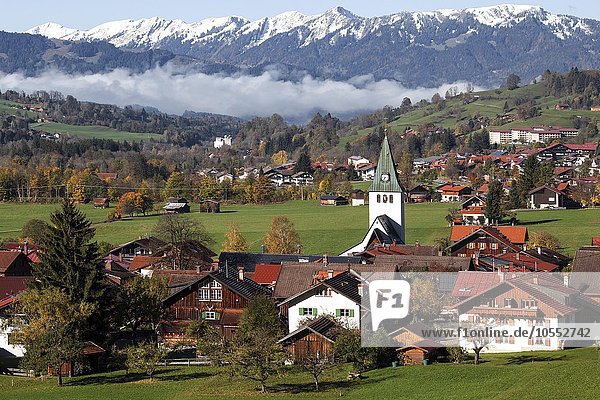 Ausblick auf Bad Oberdorf bei Bad Hindelang  hinten rechts Bad Hindelang  hinten die Allgäuer Berge mit Schnee  Herbststimmung  Allgäu  Bayern  Deutschland  Europa