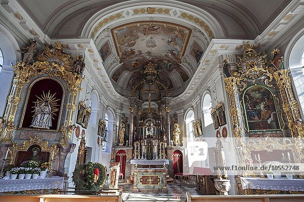 Kirche  Pfarrkirche zum heiligen Wendelin  Innenansicht  Altarraum  Grän im Tannheimer Tal  Tirol  Österreich  Europa
