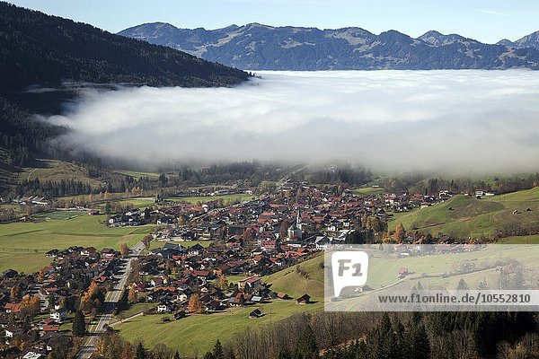 Ausblick in das Ostrachtal mit Bad Hindelang  teilweise bedeckt von Nebel  Nebelschwaden  Allgäu  Bayern  Deutschland  Europa