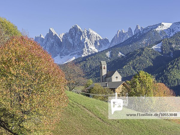 Kirche St. Jakob und Geislergruppe  Villnösstal  Südtirol  Italien  Europa