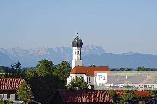 Pfarrkirche Mariä Himmelfahrt,  hinten Wettersteingebirge mit Zugspitze,  Münsing am Starnberger See,  Fünfseenland,  Oberbayern,  Bayern,  Deutschland,  Europa