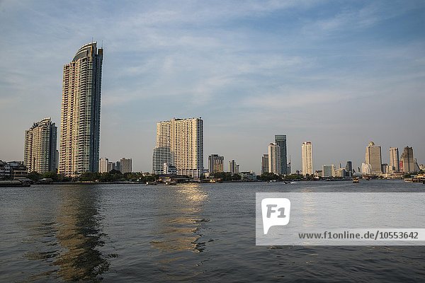 Skyline Fluss Mae Nam Chao Phraya mit Hochhäusern Bangkok Thailand Asien