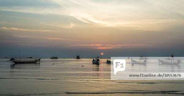 Longtail Boote im Meer bei Sonnenuntergang  Insel Koh Tao  Golf von Thailand  Thailand  Asien