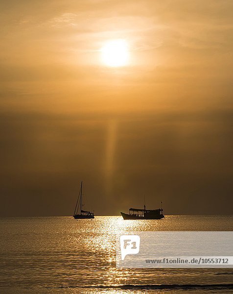 Zwei Boote im Meer bei Sonnenuntergang  Insel Koh Tao  Golf von Thailand  Thailand  Asien