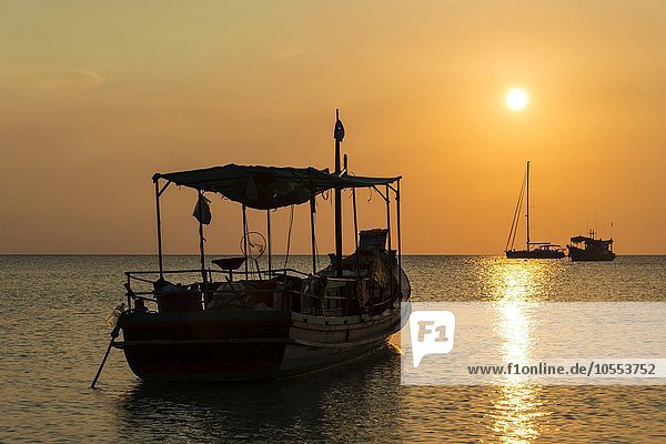 Fischerboot im Meer bei Sonnenuntergang  Insel Koh Tao  Golf von Thailand  Thailand  Asien
