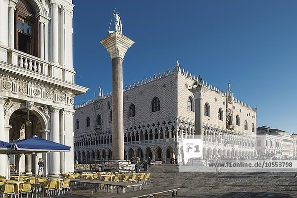 Piazzetta San Marco  vorne die Bibliothek und die Marcussäulen  hinten der Dogenpalast  San Marco  Venedig  Venezia  venetien  Veneto  Italien  Europa