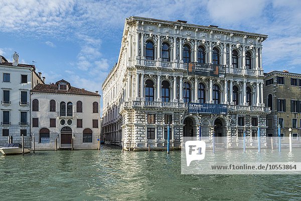 Palazzo Ca' Pesaro  geschwungene Seitenfassade zum Rio delle Du Torri  Galerie für moderne Kunst und Museum für orientalische Kunst  Canal Grande  Stadtteil Santa Croce  Venedig  Veneto  Italien  Europa
