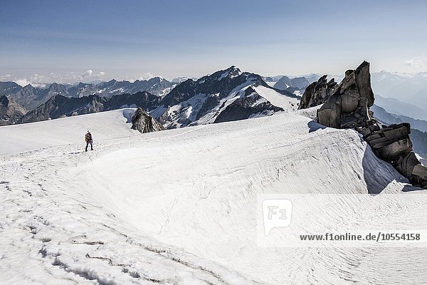 Bergsteiger am Gipfelgrat des Schwarzenstein  hinten der Löffler  Zillertaler Alpen  Südtirol  Trentino-Südtirol  Italien  Europa