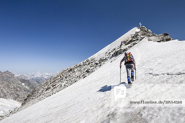 Bergsteiger beim Aufstieg auf die Westliche Floitenspitz  hier auf dem Gipfelgrat  hinten Gipfel der Westlichen Floitenspitz  Ahrntal  Zillertaler Alpen  Südtirol  Trentino-Südtirol  Alpen  Italien  Europa