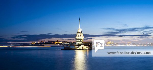 Leuchtturm  Leanderturm oder Mädchenturm  K?z Kulesi  bei Nacht  Insel im Bosporus  Üsküdar  Istanbul Türkei
