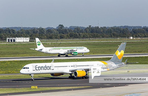 Condor Boeing 757 auf der Rollbahn  Germania Airbus A321 beim Start  Flughafen Düsseldorf-International  Düsseldorf  Nordrhein-Westfalen  Deutschland  Europa