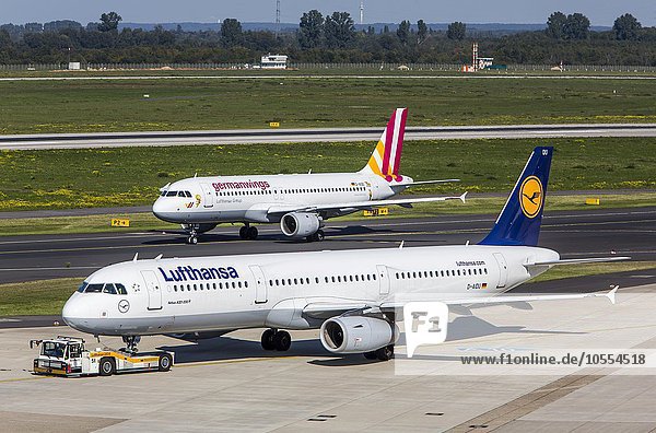 Lufthansa Airbus A321 und Germanwings Airbus A320 auf der Rollbahn  Flughafen Düsseldorf-International  Düsseldorf  Nordrhein-Westfalen  Deutschland  Europa