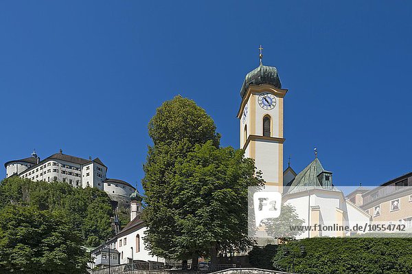 Stadtpfarrkirche St. Vitus  hinten Festung Kufstein  Kufstein  Tirol  Österreich  Europa