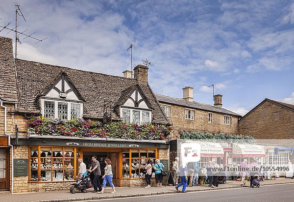 Touristen in der High Street in Bourton-on-the-Water  Gloucestershire  England  Großbritannien  Europa