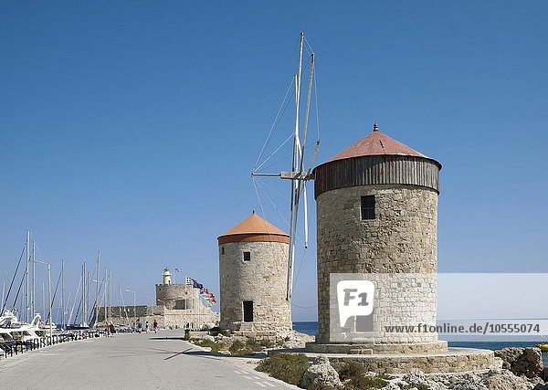Windmühlen am Mandráki-Hafen  Rhodos-Stadt  Rhodos  Dodekanes  Griechenland  Europa