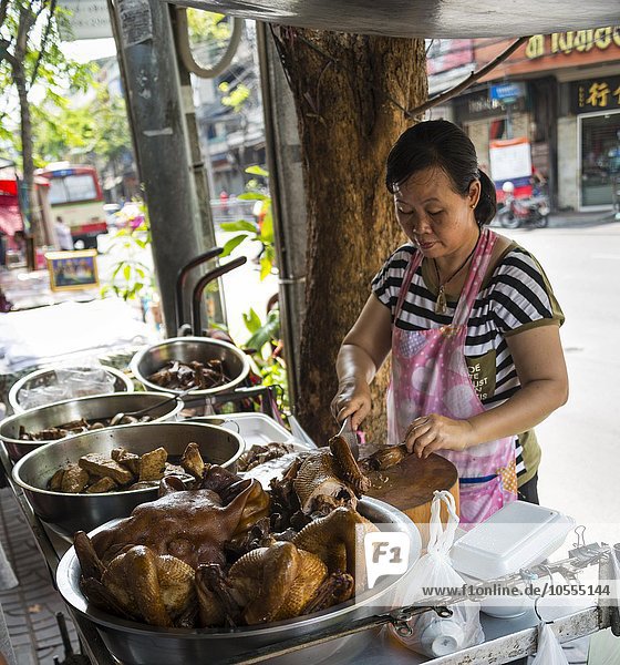 Garküche  Straßenverkäuferin zerhackt Hühnerfleisch  Bangkok  Thailand  Asien