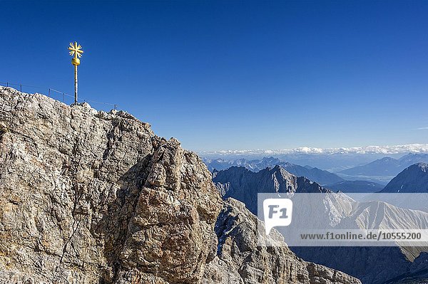 Vergoldetes Gipfelkreuz am Gipfel der Zugspitze  hinten Mieminger Gebirge in Tirol  Garmisch-Partenkirchen  Wettersteingebirge  Ostalpen  Oberbayern  Bayern  Deutschland  Europa