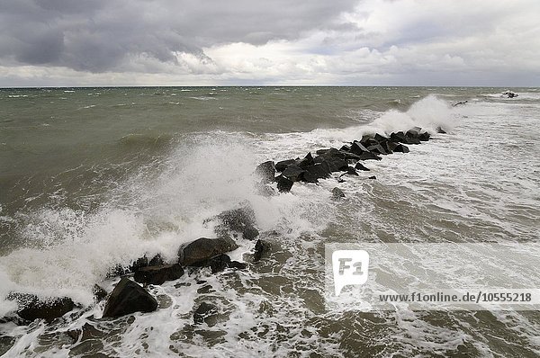 Wellenbrecher am Strand von Wustrow bei stürmischer See  Mecklenburg-Vorpommern  Deutschland  Europa