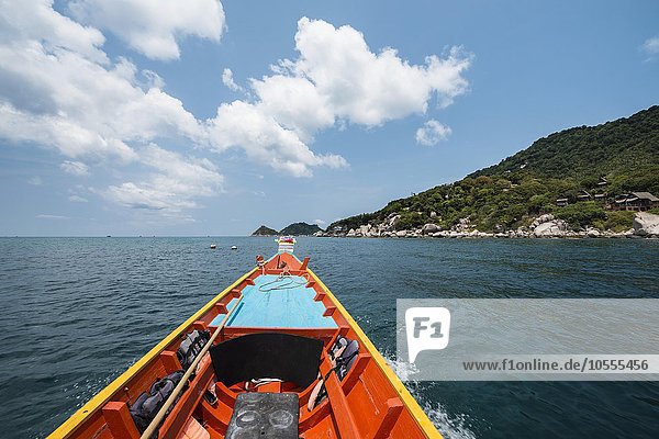 Bug von einem fahrendem Longtail-Boot im Meer  Insel Koh Tao  Golf von Thailand  Thailand  Asien