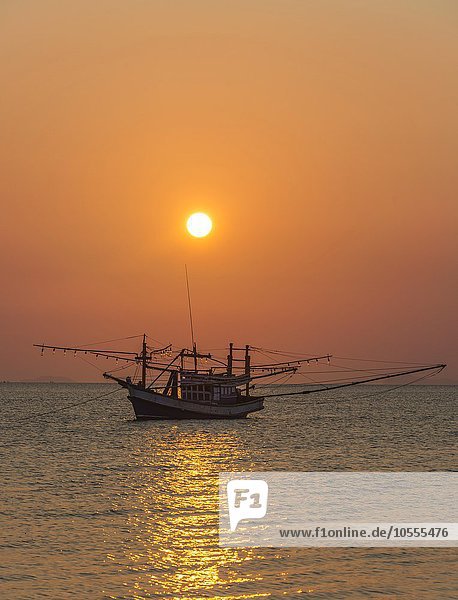 Boot im Meer bei Sonnenuntergang  Insel Koh Samui  Golf von Thailand  Thailand  Asien