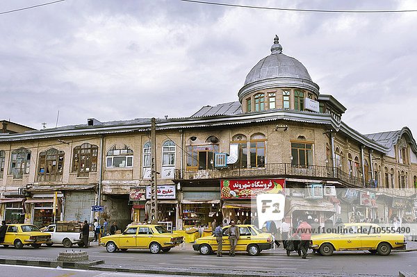 Gelbe Taxis am Khomeini-Platz  Hamadan  Iran