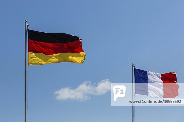 Deutsche und französische Flagge wehen im Wind
