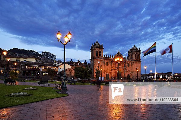 Kathedrale bei Dämmerung  Plaza de Armas  Cusco  Provinz Cusco  Peru  Südamerika