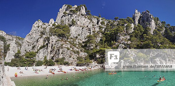 Badegäste  Les Calanques d'en Vau  Nationalpark Calanques oder Parc National des Calanques  Cassis  Provence  Provence-Alpes-Cote d'Azur  Südfrankreich  Frankreich  Europa