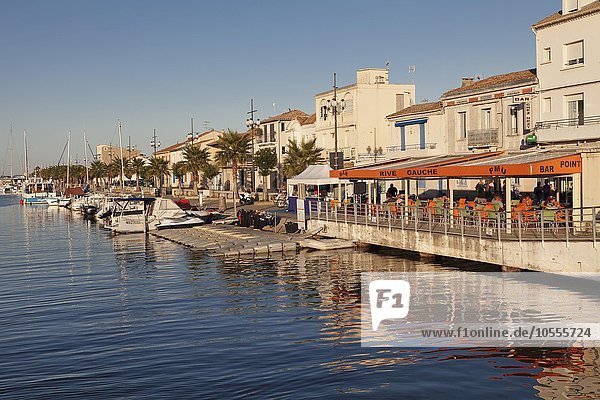 Promenade mit Restaurants und Fischerbooten am Hafen  Petit Camargue  Le-Grau-du-Roi  Department Gard  Languedoc-Roussillon  Frankreich  Europa